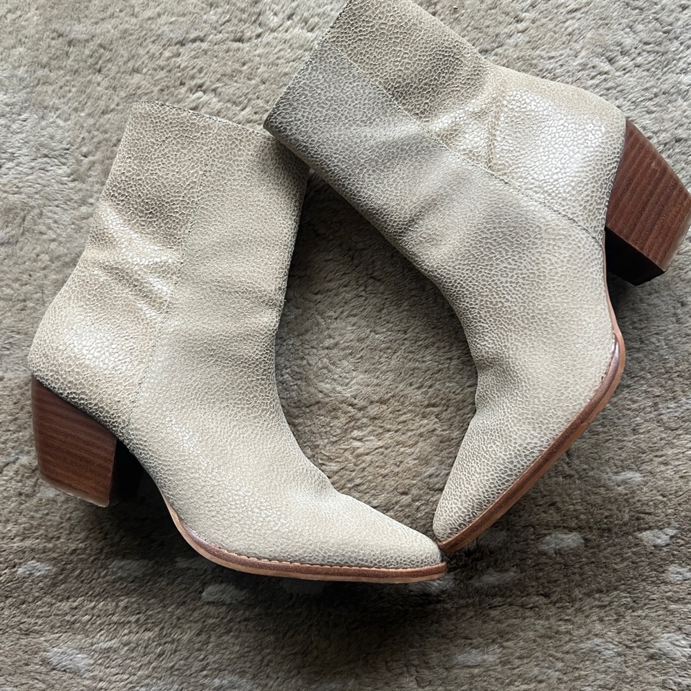 Matisse Caty Cream Ankle Boots Size 6